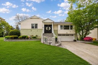916 Lawrence Court, North Woodmere, NY 11581