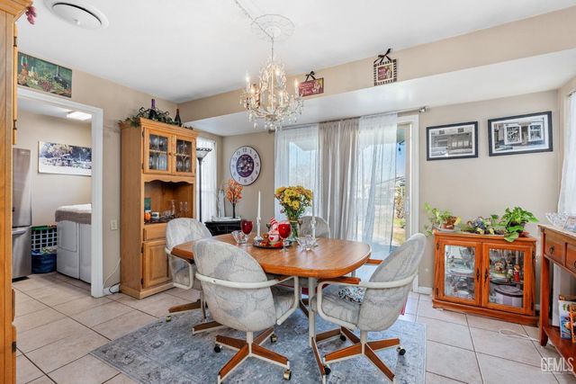 5812 Burke Way, Bakersfield, CA 93309