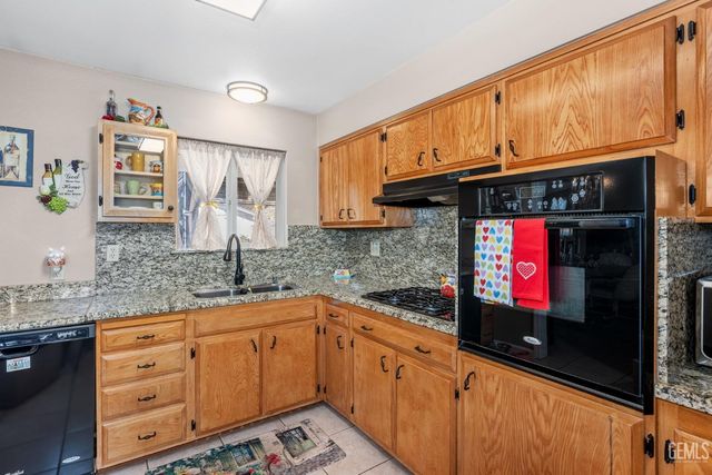5812 Burke Way, Bakersfield, CA 93309