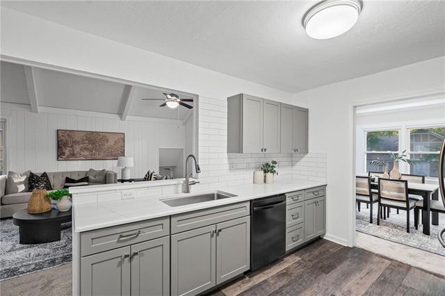 2800 S Cochise Drive, Independence, MO 64057