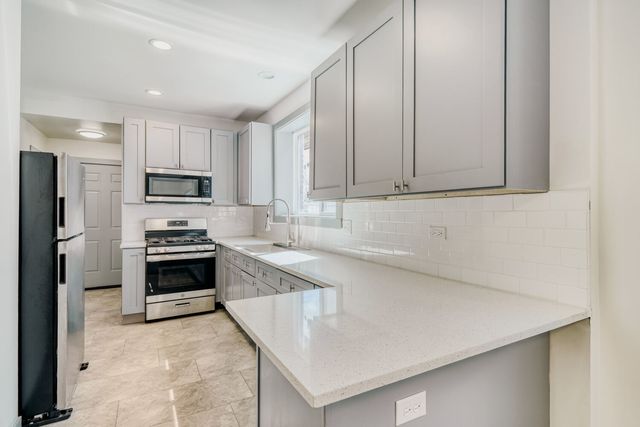 7953 S Essex Avenue, Chicago, IL 60617