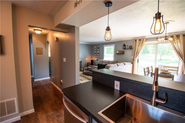 222 Carters Grove Dr, Richland, PA 15044