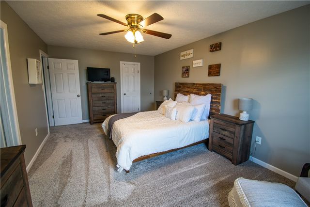 222 Carters Grove Dr, Richland, PA 15044