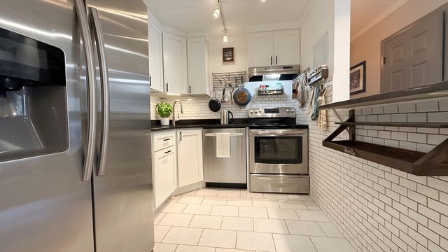 80 High St 101, Dedham, MA 02026