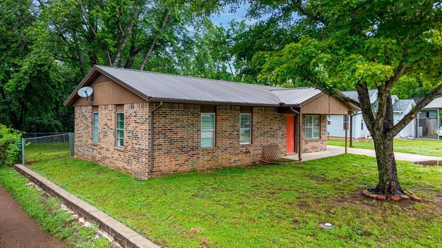607 E 4th Place, Grove, OK 74344