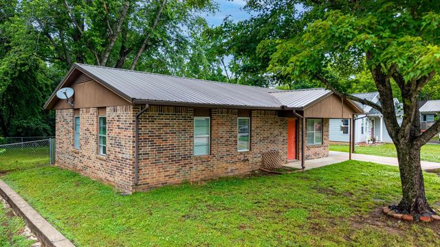 607 E 4th Place, Grove, OK 74344