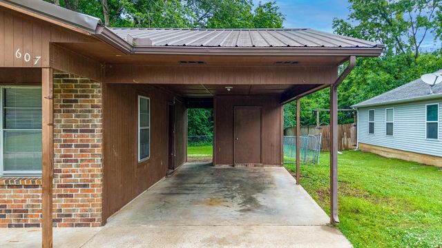607 E 4th Place, Grove, OK 74344