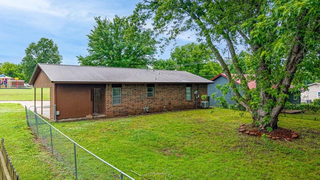 607 E 4th Place, Grove, OK 74344