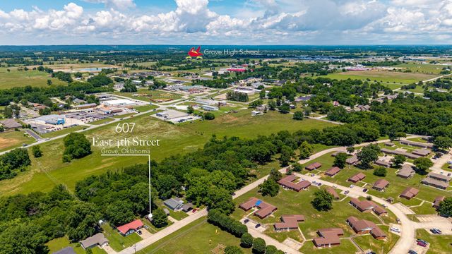 607 E 4th Place, Grove, OK 74344