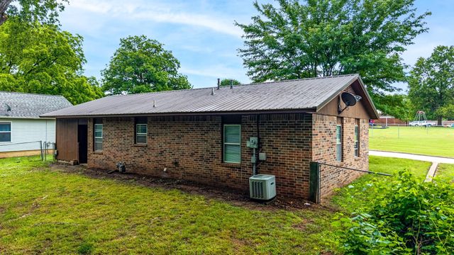 607 E 4th Place, Grove, OK 74344