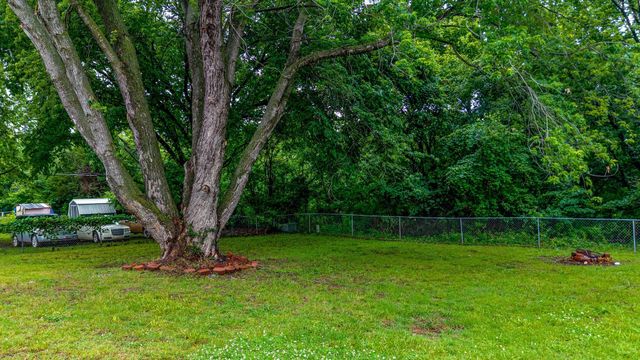 607 E 4th Place, Grove, OK 74344