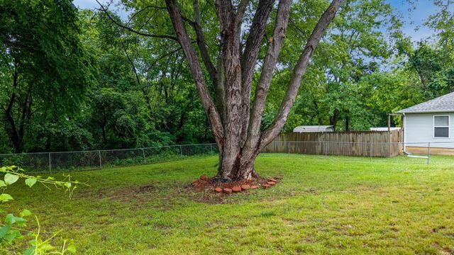 607 E 4th Place, Grove, OK 74344
