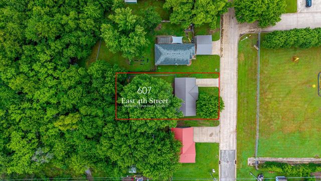607 E 4th Place, Grove, OK 74344
