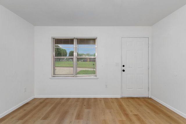 607 E 4th Place, Grove, OK 74344