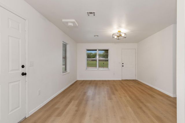 607 E 4th Place, Grove, OK 74344