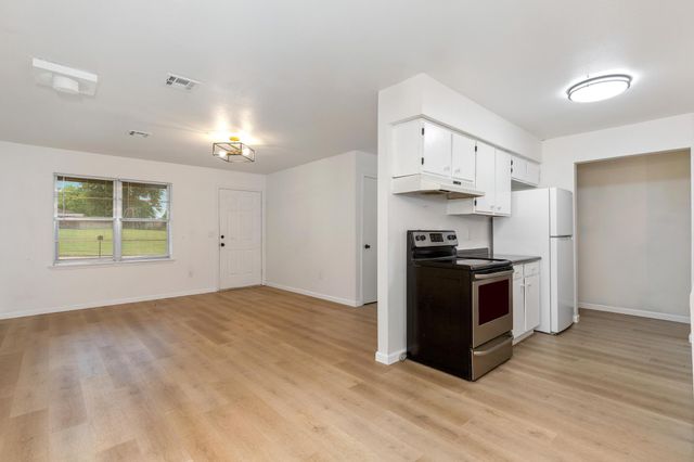 607 E 4th Place, Grove, OK 74344