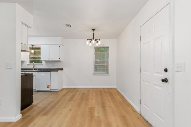 607 E 4th Place, Grove, OK 74344