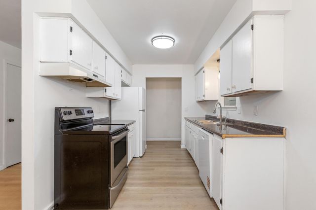607 E 4th Place, Grove, OK 74344