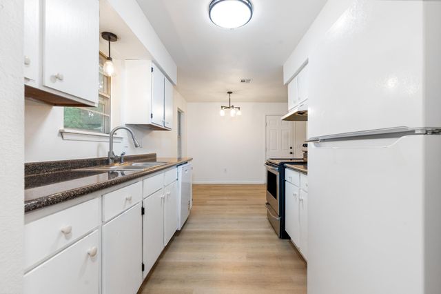 607 E 4th Place, Grove, OK 74344