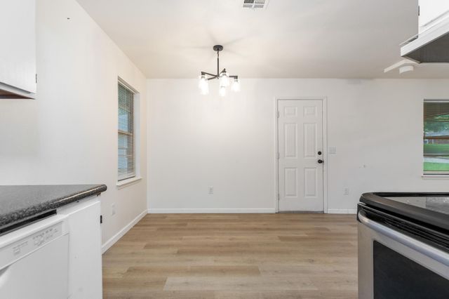 607 E 4th Place, Grove, OK 74344