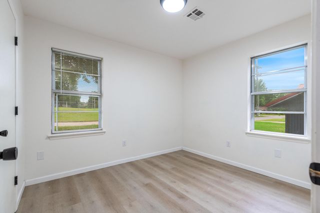 607 E 4th Place, Grove, OK 74344