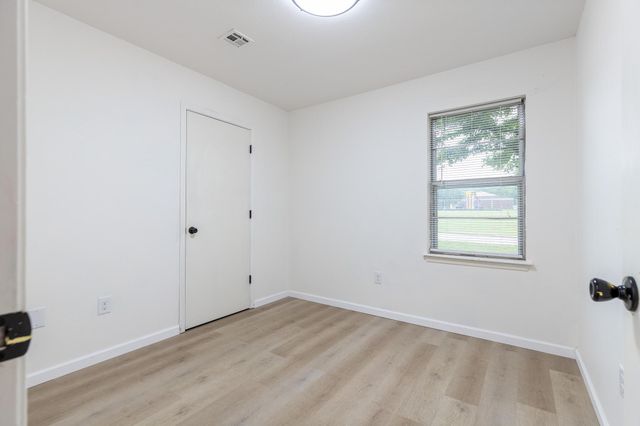 607 E 4th Place, Grove, OK 74344