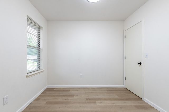 607 E 4th Place, Grove, OK 74344