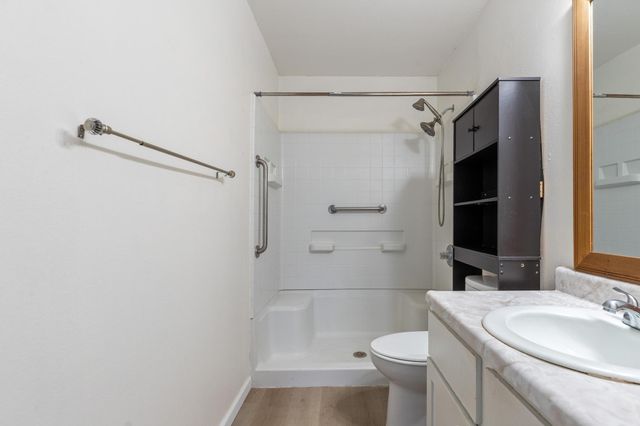 607 E 4th Place, Grove, OK 74344