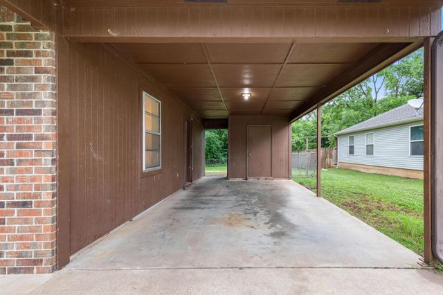 607 E 4th Place, Grove, OK 74344