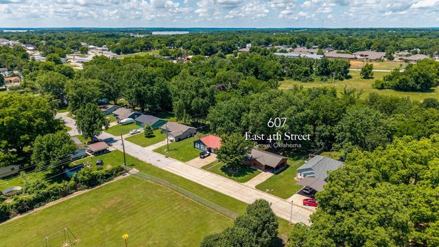 607 E 4th Place, Grove, OK 74344