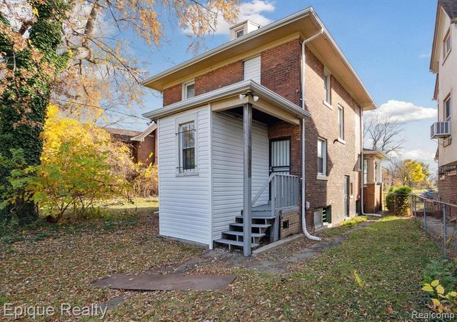 64 Glendale Street, Highland Park, MI 48203