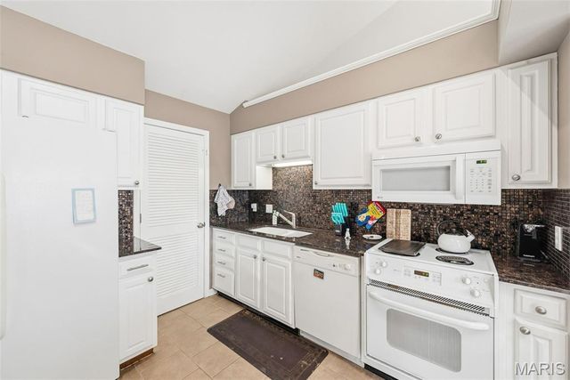 978 Windstream Drive 39, St Peters, MO 63376