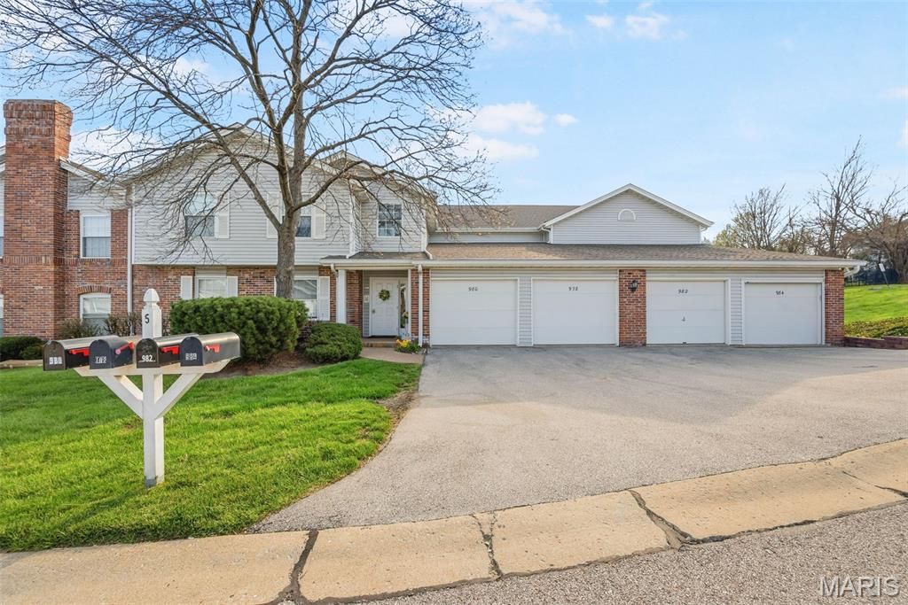 978 Windstream Drive 39, St Peters, MO 63376