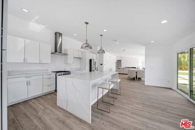 23500 Aetna Street, Woodland Hills (los Angeles), CA 91367