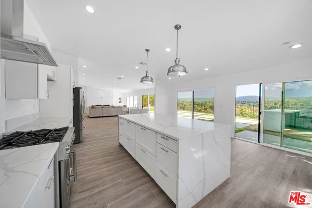 23500 Aetna Street, Woodland Hills (los Angeles), CA 91367