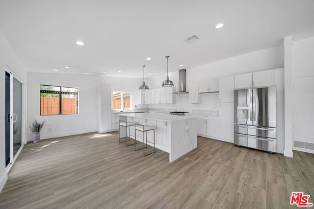 23500 Aetna Street, Woodland Hills (los Angeles), CA 91367