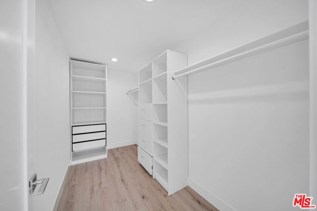 23500 Aetna Street, Woodland Hills (los Angeles), CA 91367