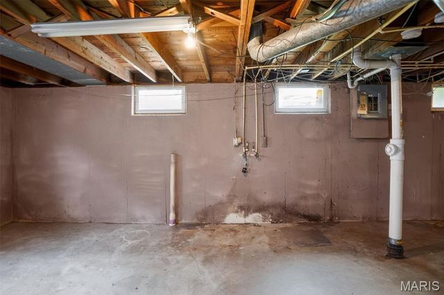 10253 Green Valley Drive, St Louis, MO 63136