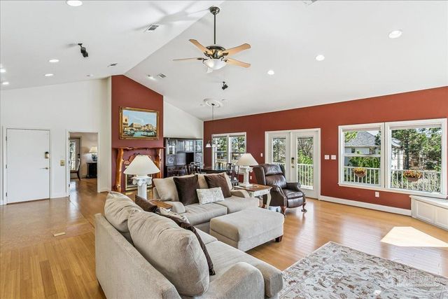 2624 San Antonio Dr, Milton, FL 32583