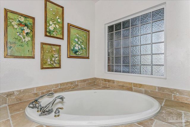 2624 San Antonio Dr, Milton, FL 32583