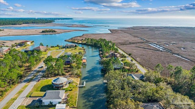 2624 San Antonio Dr, Milton, FL 32583