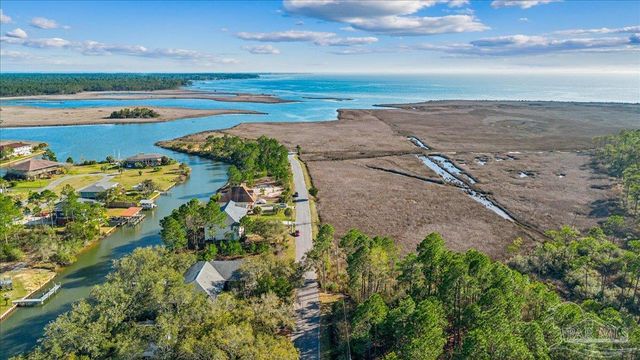 2624 San Antonio Dr, Milton, FL 32583