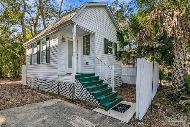 2624 San Antonio Dr, Milton, FL 32583