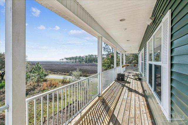 2624 San Antonio Dr, Milton, FL 32583