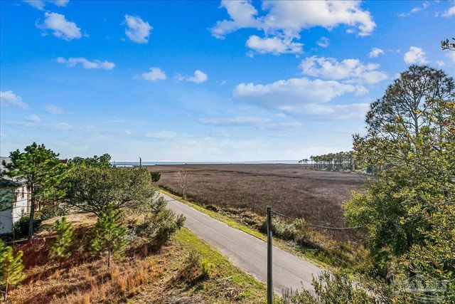 2624 San Antonio Dr, Milton, FL 32583