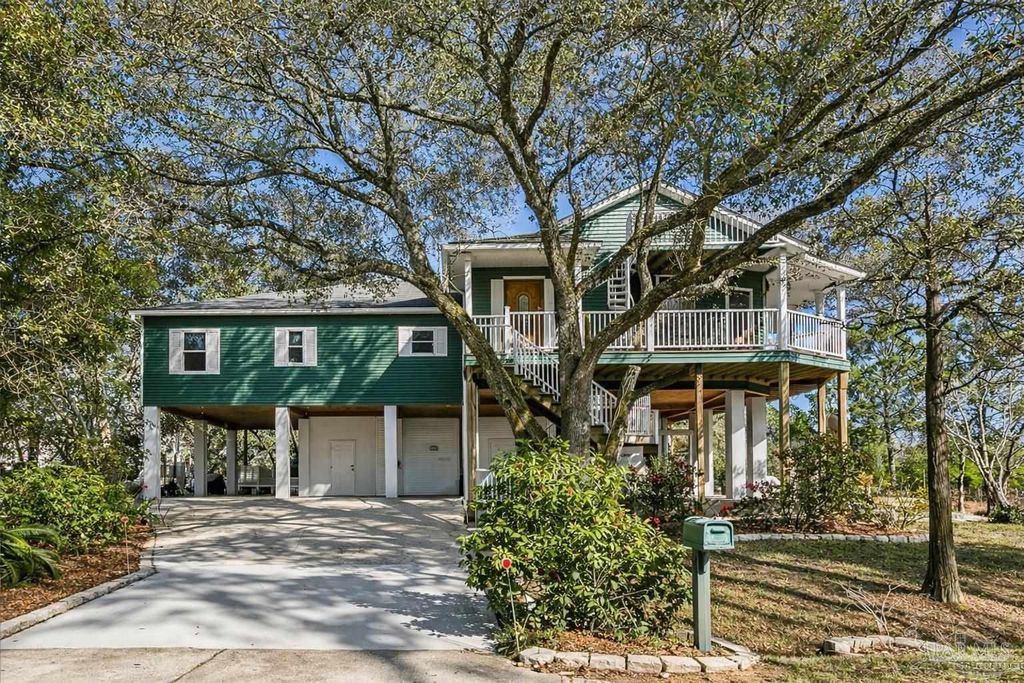 2624 San Antonio Dr, Milton, FL 32583