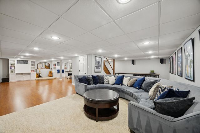 245 Meadowbrook Lane, Hinsdale, IL 60521