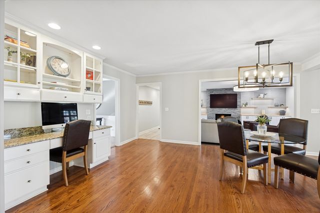 245 Meadowbrook Lane, Hinsdale, IL 60521