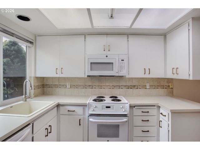 15915 Sw GREENS Way, Portland, OR 97224