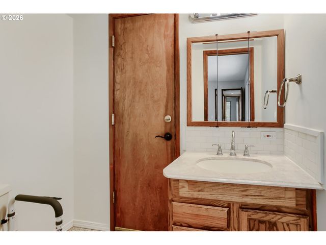 15915 Sw GREENS Way, Portland, OR 97224